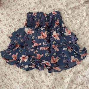 kort blommig kjol💗 - jättefin blommig kjol i perfekt skick, använd fåtal gånger. storlek S men passar även xs-m skulle jag säga 💗