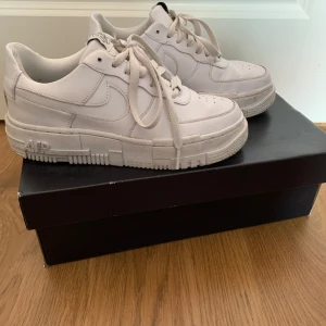 Nike Air Force 1 - Säljer mina Air Forces som är i storleken 35.5💕