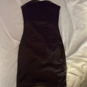 Tight kort klänning - Kort klänning från H&M, nyskick, aldrig använd, säljer pga att den är för liten