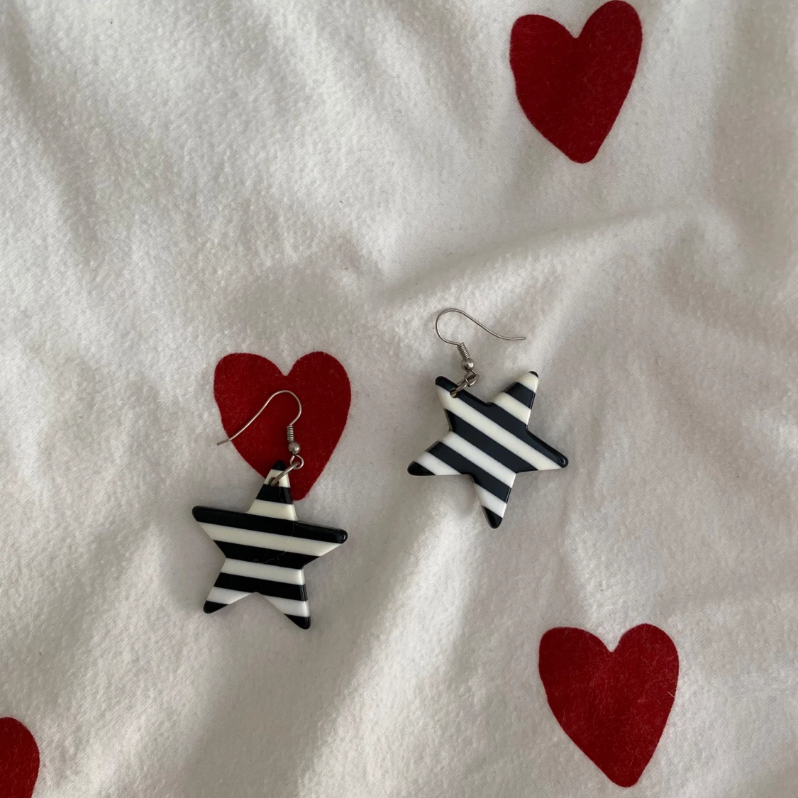 Svartvita randiga stjärnörhängen