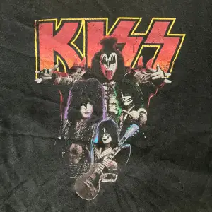 Fluffig tshirt med Kiss-tryck 