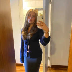 Design by si - Söt design by si tröja i färgen navy blue, som ny!!💙