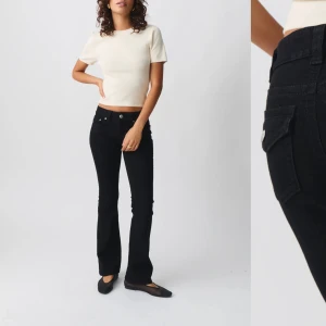 svarta jeans - Säljer dessa svarta lågmidjade jeans från gina. Storlek 38 men skulle säga att de är lite mindre i storleken så med som 36. 