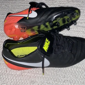 Nike Tiempo legend IV  - Tjena! Jag säljer ett par snygga Nike Tiempo legend 5 skor. Skick 9/10 knappast använda fortfarande mycket att ge.  Bara att höra av er vid mer frågor!