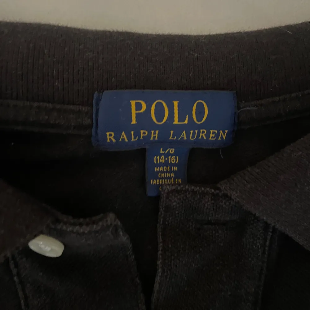 Riktigt snygg Ralph Lauren piké, köpt för 3 månader sen. Den är i barn strl så passar killar som har S i vanlig strl. T-shirts.