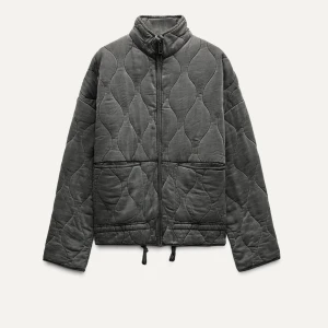 Zara jacka - Slutsåld jacka från Zara, andvänd 2-3 gånger.  Passar perfekt till höst/vinter☺️