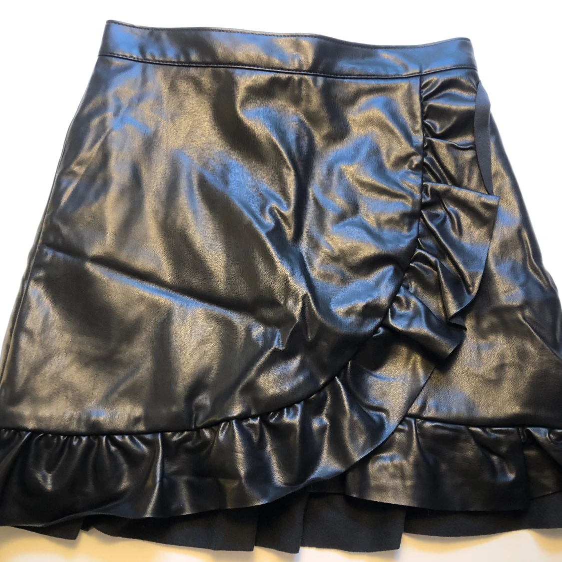 Fejkskinn kort svart kjol