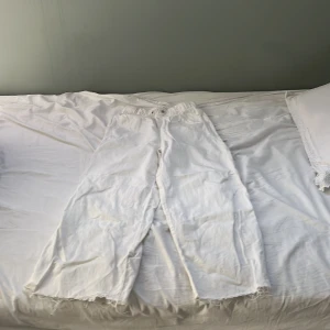 Vita byxor - Bra sick knappt använda liten fläck på benet.byxorna är från zara och har storlek 13-14/164 cm.Dom är väldigt sköna.