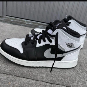Nike Air Jordan 1 mid - Fina jordans i fint skick, hör av er vid frågor eller funderingar 🫶🏼