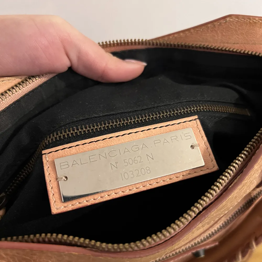 ”First leather” modellen i rosa färg. Får plats med tre bilder, skriv till mig för att få fler bilder. Köpt den på miinto för några år sedan och då fick jag med ett äkthetsbevis+dustbag. Väskan är mer rosa irl.💗byter gärna mot en i annan färg. . Väskor.