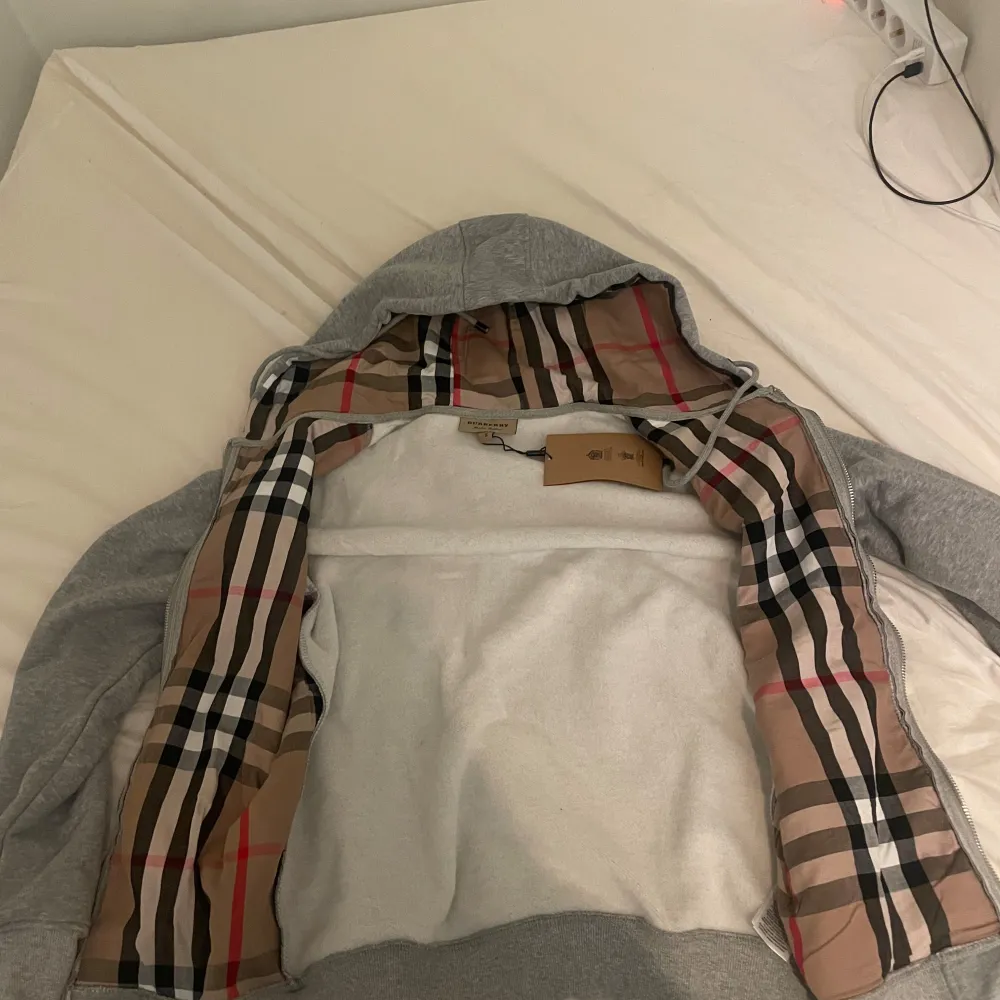 Burberry hoodie 1 till 1 Storlek M passar som S. Priset är billigt eftersom jag inte kan garantera att den är äkta. Priset kan diskuteras!. Hoodies.