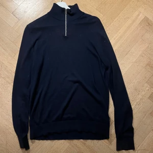 Halfzip - Blå halfzip från Jack and Jones. Säljer denna eftersom jag inte använt den på ett tag. Inga defekter och nytvättad. Pris är alltid diskuterbart. Var inte rädda att fråga frågor!!