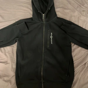 Sail racing zip hoodie - Snygg sail racing hoodie i bra skick. Skulle uppskatta att skicket är 8/10. Sparsmant använd. Inga tydliga defekter eller hål. Lite solblekt men inget man märker. Den är sydd på ett ställe. Nypris på hoodien är 1500. Pris kan diskuteras. 