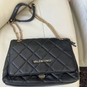Valetino väska - Säljer en äkta valentino väska som jag har använt flera gånger, men den är i fint skick och ser ny ut. 😊