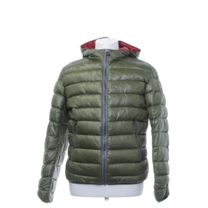 Colmar Dunjacka -  Säljer nu min Colmarjacka eftersom att den blivit för liten. Jackan är perfekt för hösten och vintern nu när det börjar bli lite kallare.  Skick: 8/10- har en liten fläck. Annars inga defekter.  Självklart 100%  äkta. 