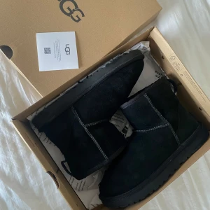 UGG Classic mini - Ugg skor köpta i vintras. Storlek 38. I mycket bra skick och inga synliga tecken på användning! Kommer med originalkartongen. Be om fler bilder😇.