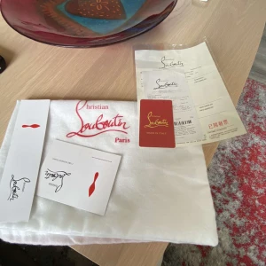 Christian Louboutin - Säljer nu dessa Christian Louboutin skor i marin blå! Ett riktigt fett alternativ på skor som passar allt.  Äktenhets bevis kan ej garanteras, men köpte de här på Plick för 4290kr. Allt på bilderna ingår, plus en tvätt och rengöring görs innan affär❤️