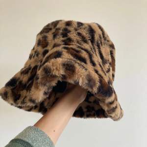 stor fluffig leopard buckethat, varm och skön. Pris kan diskuteras 