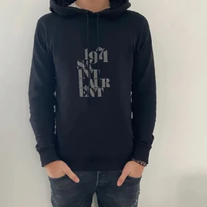 YSL hoodie - Säljer nu min tvär snygga YSL hoodie i toppenskick. Den har endast använts ett fåtal ggr och har inga defekter eller skador! Hör av er vid frågor eller funderingar🙌
