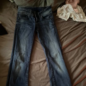 Lowwaist jeans - Mörkblå lowwaist bootcut jeans, köpta second hand men jag har aldrig använt då eftersom dem varit för små.  Vet inte exakt vad det är för storlek men skulle säga att de passar folk som har xs/s 💞