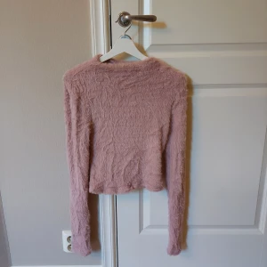 Rosa tröja - Bra skick bara använd fåtal gånger, storlek s, mjukt material.