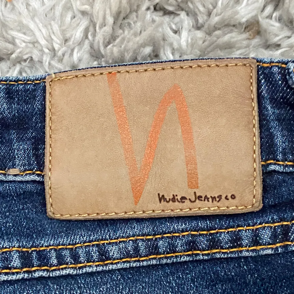 Hej, jag säljer ett par nudie jeans med slitningar. W24 passar w26. L32. Säljer dem för att dem var för små till mig.  Dem är tajta i modellen.. Jeans & Byxor.