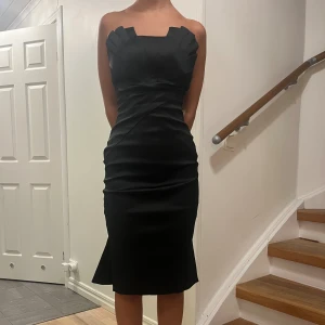 Karen Millen Vintage Black Dress - Säljer en Karen Millen Vintage Dress som är perfekt för festliga tillfällen. Klänningen har en tight passform som framhäver figuren och en stilren design. Köpt för 2000 kr säljer för 400kr 