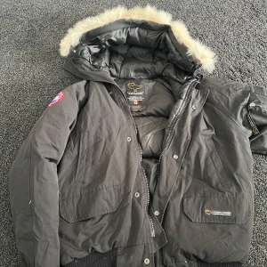Canada goose jacka - Canada Goose jacka nyskick använd bara en vinter inga hål eller skador storlek M/L äkta såklart 1000kr priset kan diskuteras Går inte att få ner blixtlåset på armen vet inte varför men annars allt ör fint