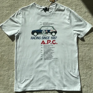 A.P.C T-SHIRT (HELT NY) - Ja du hörde rätt helt ny A.P.C T-shirt med taggar på | Size-L | Skick-10/10 | Pris-649 | Om du har några frågor eller funderingar tveka inte att höra av dig😊