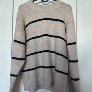 Stickad tröja  - Säljer denna randiga tröja från Gina Young i storlek 158/164. Den är i använt skick och säljer den för 90kr