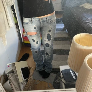 Jeans - Skitsnygga lågmidjade jeans med hål som tyvärr är för små för mig 🩷🩷