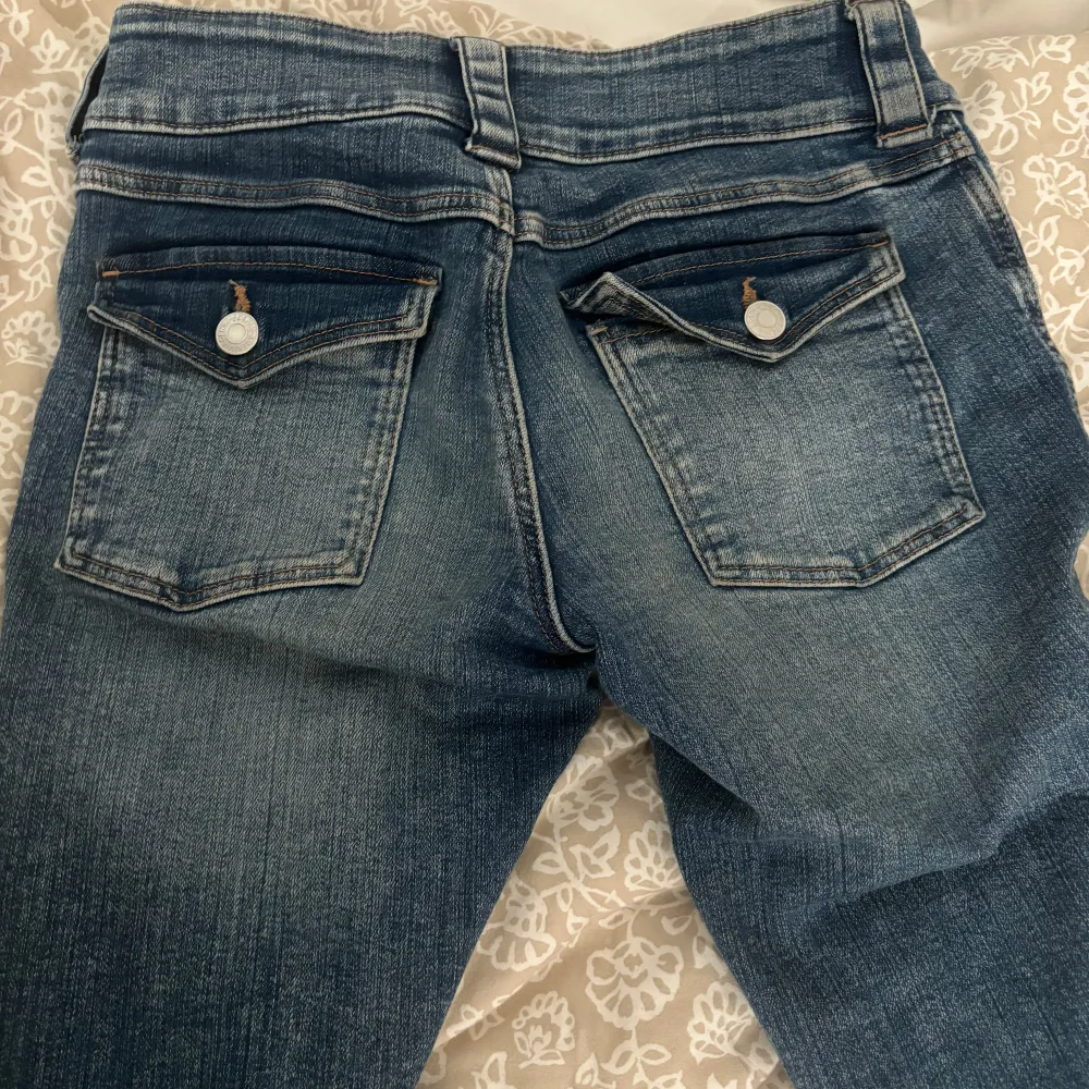 Lowwaist bootcut jeans från hm med knappar på bakfickorna. Dom är egentligen i storlek 164 men passar som strl 32-34 i vanlig och nån som är va 160-164 cm lång. . Jeans & Byxor.