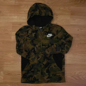 Nike zip up - Campuflage nike zip up, storlek L i barnstorlek men passar även XS, använd fåtal gånger