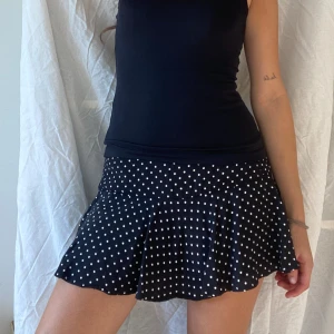 Minikjol prickig - Kjol med inbyggda shorts som inte kommit t användnin, använd ca 1 gång så nyskick!!