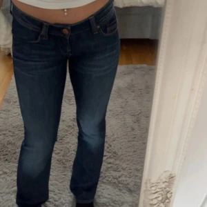 Mavi jeans - Snygga mörkblå jeans från mavi. Använt några gånger men har inga slitningar. Köpta för 800kr