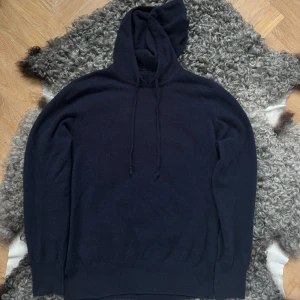 Soft Goat Tröja - Luvtröja i 100% kashmir från Soft Goat. Knappt använd pga impulsköp.  Nypris: 3695 kr