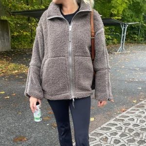 Teddyjacka hm - Säljer nu min super snygga ” pile jacka med lös passform ” i brun från Hm i storlek S, den har prislapp kvar så den är helt ny! Slut på hemsidan!!  Tveka inte med att skriva frågor om det är något du undrar❤️ (jag är 170)