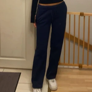 Marinblåa mjukis byxor  - Mjukisbyxor köpte på Ginatricot för några veckor sedan. Byxorna kommer inte till användning och känner att de är lite för stora, därav säljer jag de. 