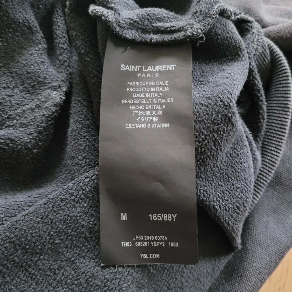 Extremt fet SLP hoodie! Cool sliten grå färg. Cond 7/10. Storlek M, modellen är 188, passar mindre.. Hoodies.