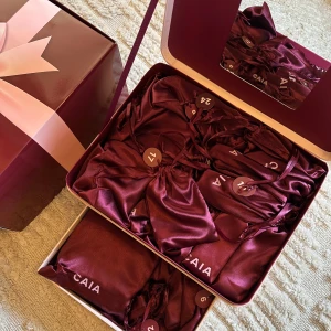 Caia kalender  - BUD, kommer inte att gå ner i pris.    Finns också på Tradera   https://www.tradera.com/item/646058185