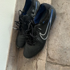 Nike tiempo elite - Säljer mina Nike tiempo elite i rätt så dåligt skick går att andvända men väldigt slitna köpte för 3300kr säljer för 150kr 