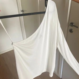 Enarmad vit top  - Jätte fin och skön material på vita toppen som är enarmad från gina tricot! Storlek L fast känns som M🤍
