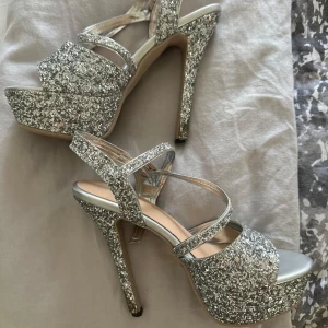 Klackar  - Silver klackar, bara använt 1 gång. De är storlek 39.