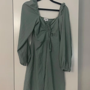 En grön klänning  - En liten grön klänning som är lite piffig vi armarna, använde en gång ge gärna förslag för pris
