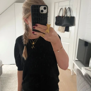 Zara tröja  - Fin kortärmad tröja från zara! Använd ett fåtal gånger, bra skick!💓 Nypris: 300kr