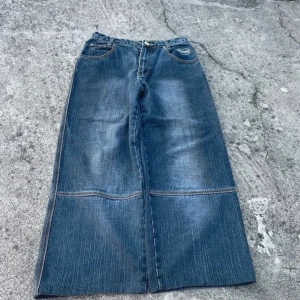 Baggy jeans  - Storlek S,  Använd få gånger Mått: midja:36 cm, längd:90 cm, ben 25 cm , lår 30 cm 😊🙏