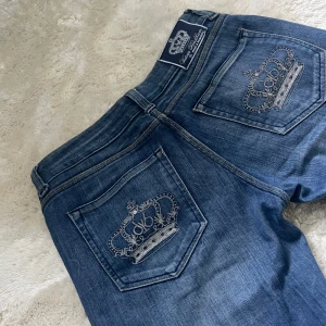 Victoria Beckham Jeans - Supersnygga bootcut jeans från Victoria Beckham. Det står 32 i dem men skulle säga att de passar som w28-29 i midjan💕 innerbenslängd 75 cm och midjemått 79 så lite stora i midjan på mig som brukar ha w26-27 i jeans men längden är perfekt, jag är 165🌟
