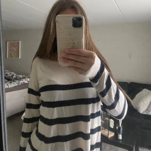 Randig tunn tröja - Fin randig tröja. Tunn och puffig men passar perfekt till en vardaglig outfit!