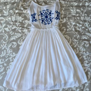 Klänning - Säljer denna blåvita sommarklänning då den inte kommer till användning längre. Skriv om ni har några frågor. Priss kan diskuteras💞