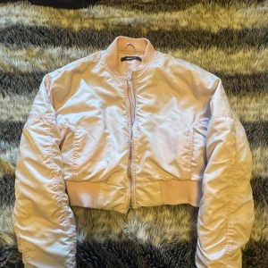 Bomberjacka - Säljer en superfin ljusrosa bomberjacka från Gina Tricot. Den har en dragkedja framtill och ribbade muddar vid ärmslut och nederkant. Perfekt för vår och höst! 💖